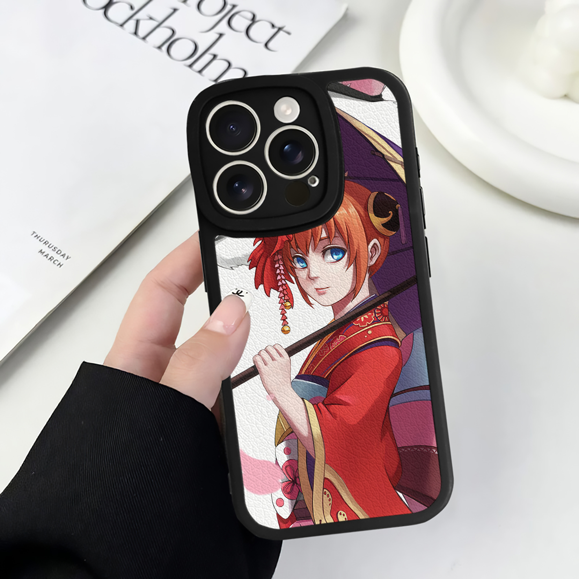 （画像用） ぎんたま 坂田銀時（さかたぎんとき） 神楽 志村新八（しむら しんぱち） GINTAMA Sakata Gintoki Kagura Shimura Shinpachi 【iPhone 16シリーズ対応】シリコンスマホケース（レザー調） 材質：シリコン
